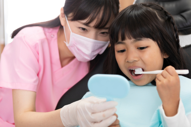 歯科医院でブラッシング指導をうける女の子
