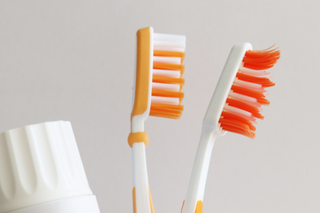 交換時期を迎えた歯ブラシと新しい歯ブラシ