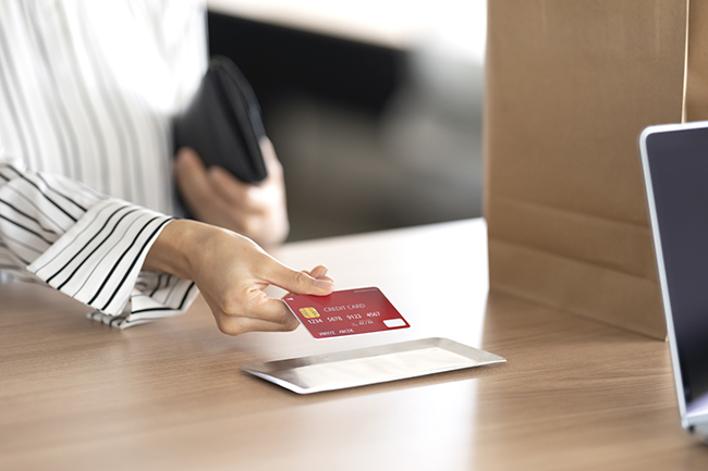 クレジットカードで支払う女性
