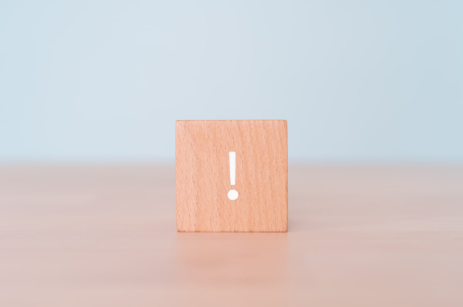 ビックリマークが描かれた積み木