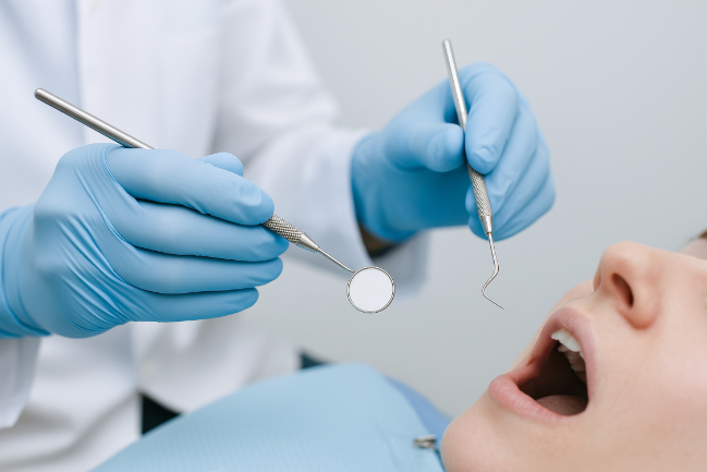 クリーニングを受ける前に検査をする様子