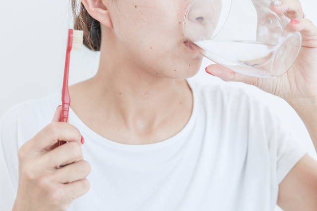 口をゆすぐ女性