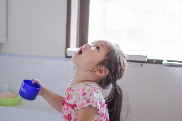 うがいをする女の子