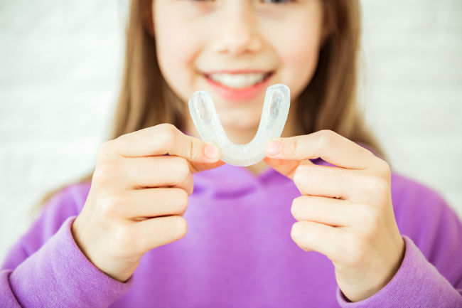インビザライン・ファーストを見せる女の子
