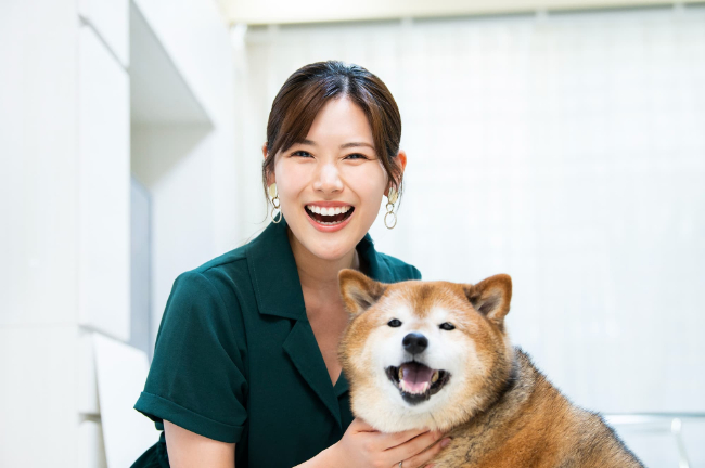 愛犬を可愛がる笑顔の女性