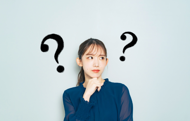 歯の矯正期間の平均はどれくらいなのか考える女性