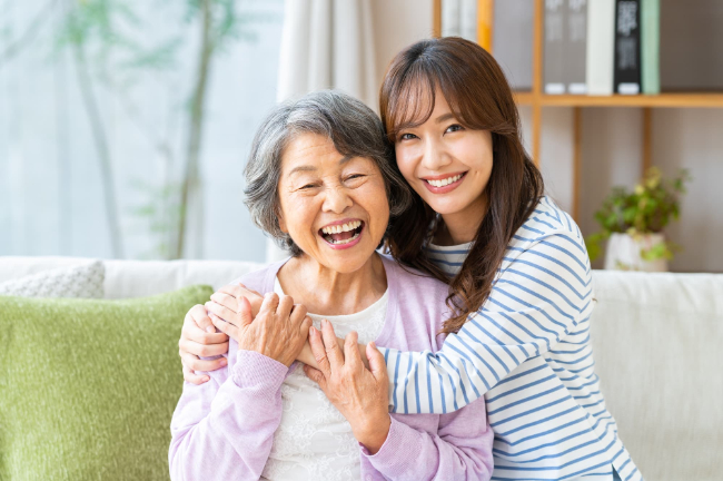 適切なデンタルケアでおばあさんも孫も健康な歯を維持しているイメージ