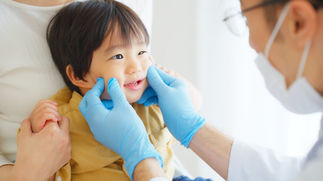 小児矯正の治療期間を延ばさないために定期的に歯科検診を受ける子ども