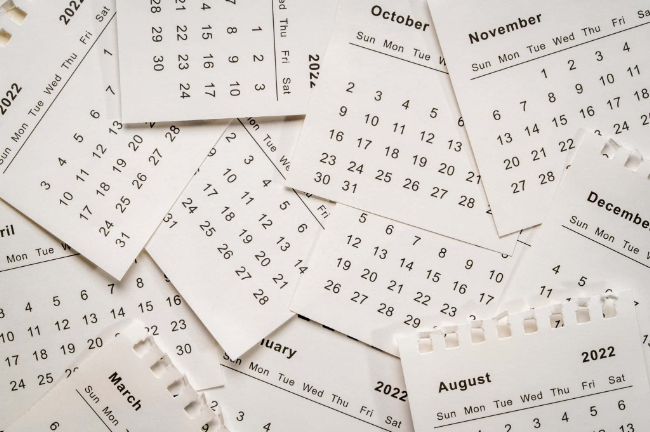 小児矯正にかかる期間を示す沢山のカレンダー