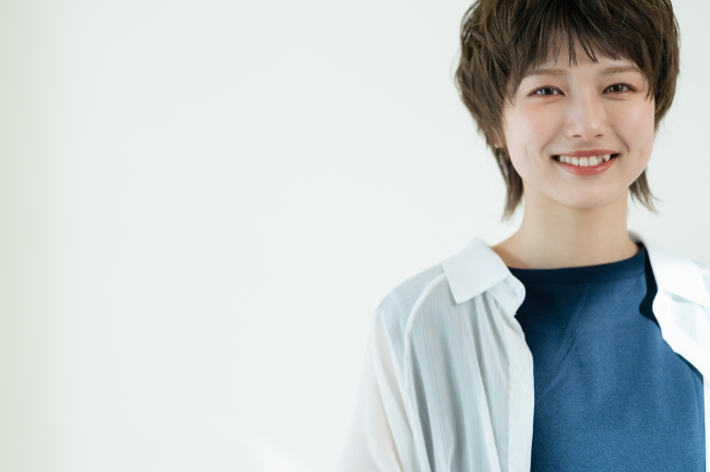 八重歯を見せて笑う女性