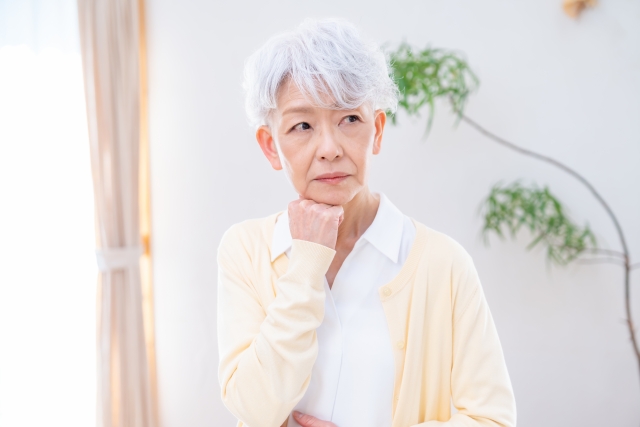 悩む高齢女性