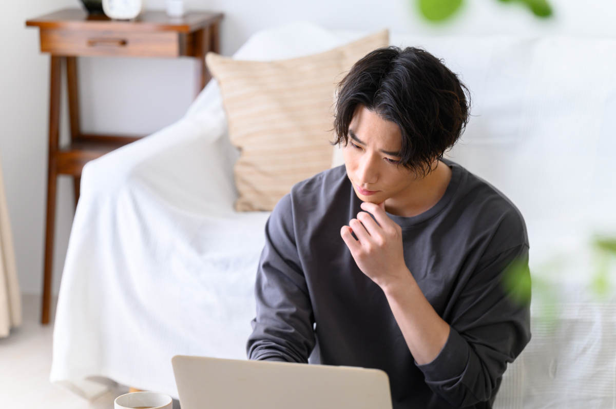 保険適用の対象となる歯のクリーニングとは何かを考える男性