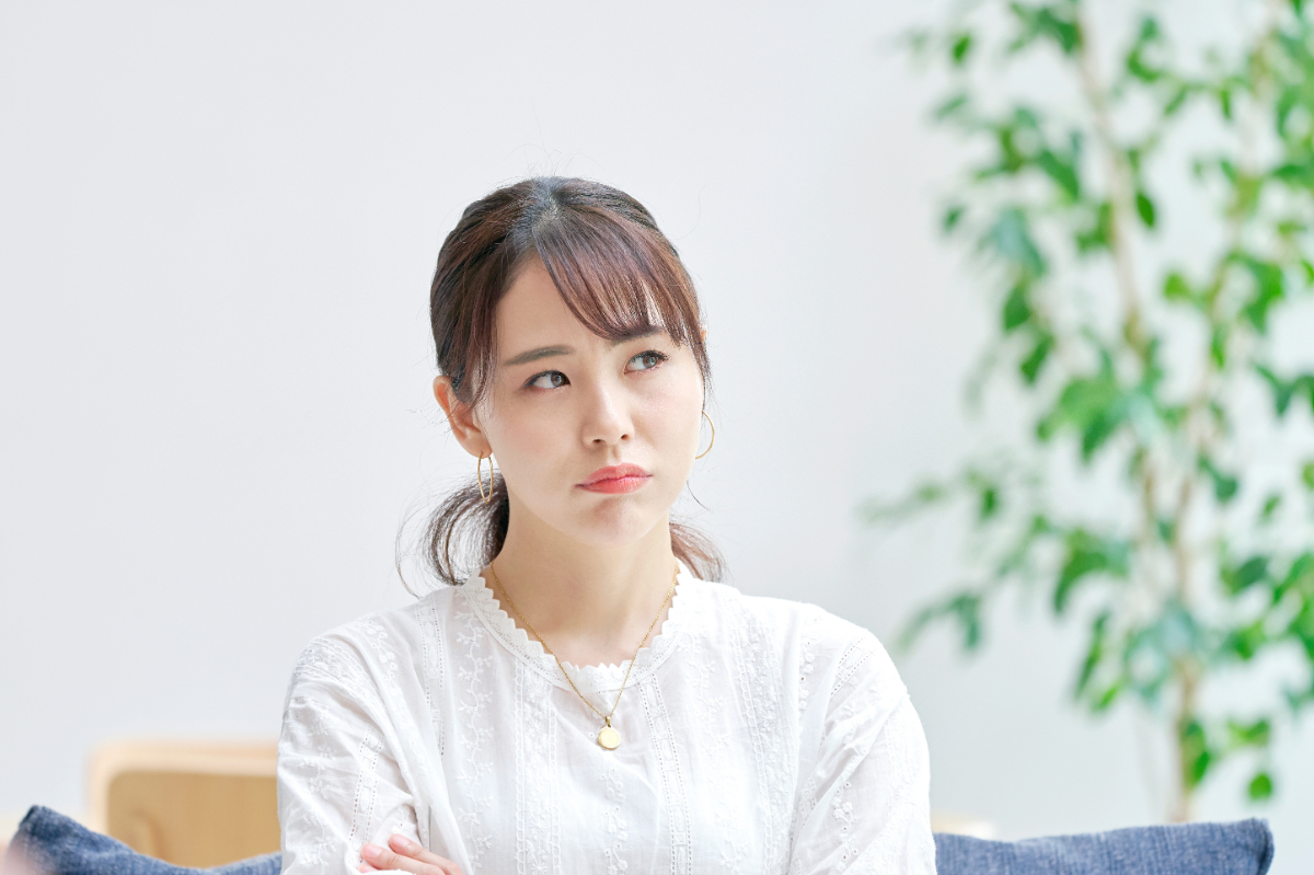 ホームホワイトニングとは何かを考えている女性