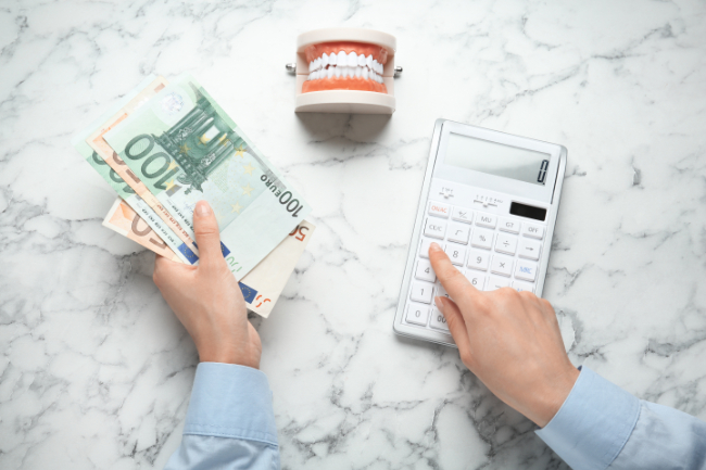 銀歯を白くする場合にかかる費用を計算する様子