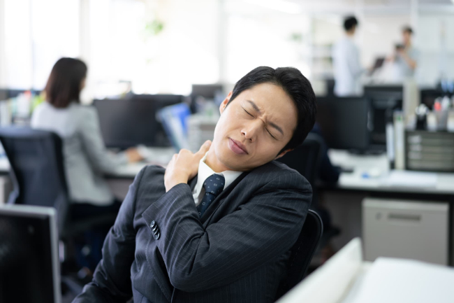 顎関節症を放置して肩こりに悩む男性