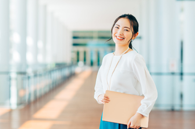 顎関節症を治療して笑顔で仕事に励む女性
