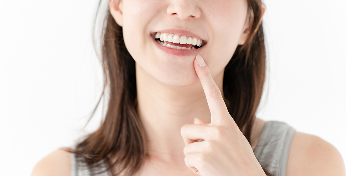 八重歯を矯正して笑顔の女性