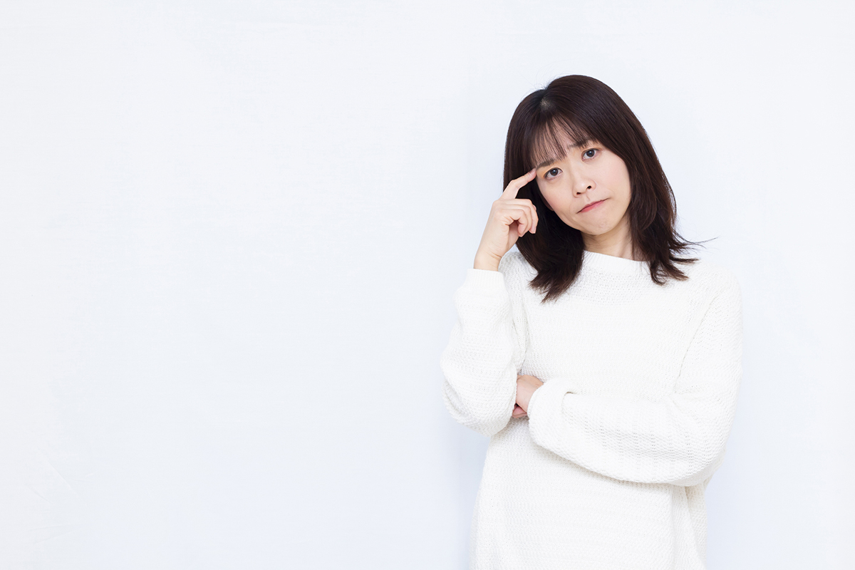 八重歯になる原因について考える女性