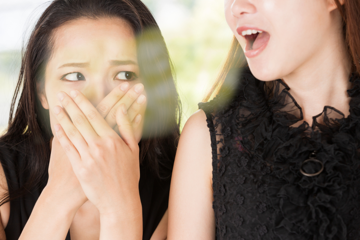 口臭を発している女性
