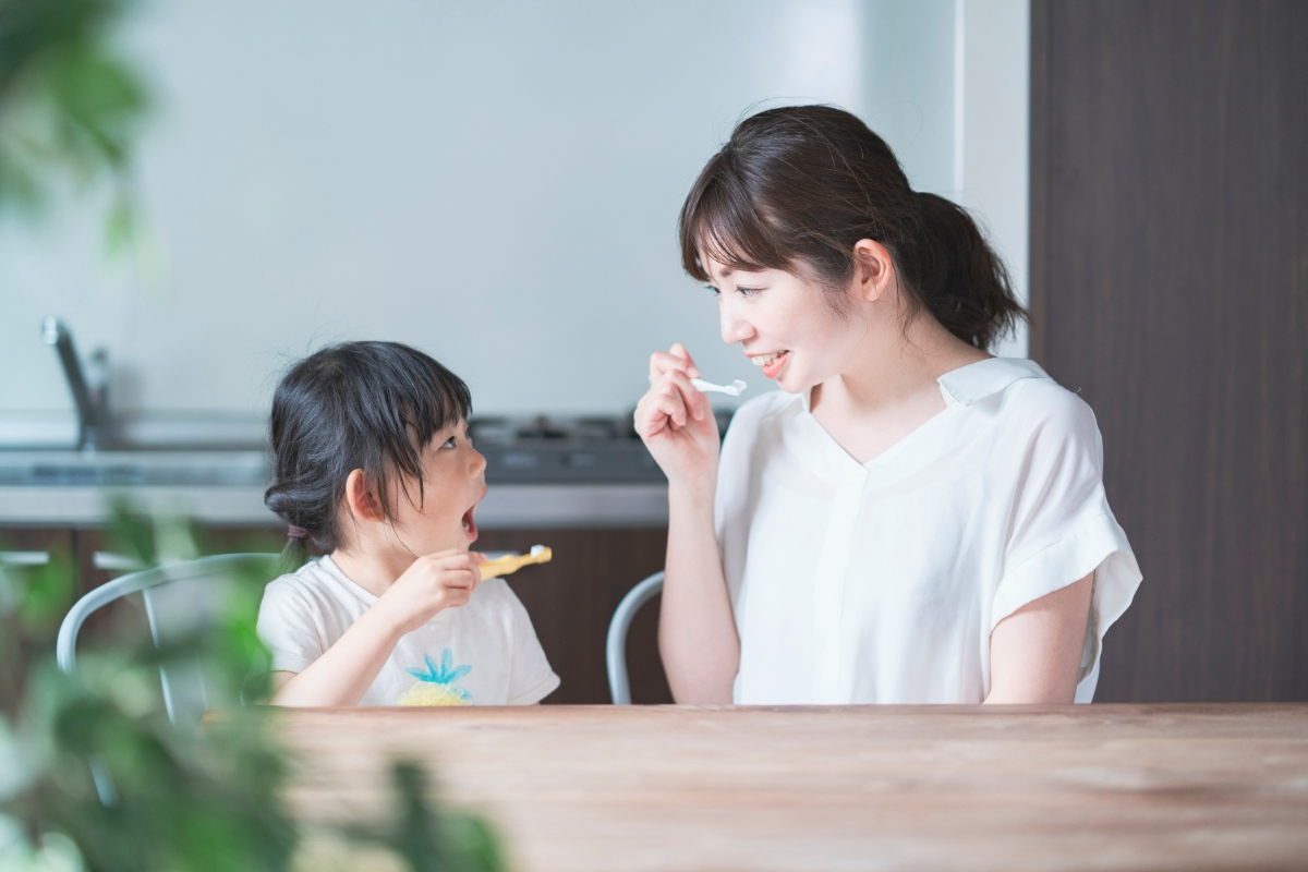子どもが楽しんで歯磨きをしている様子