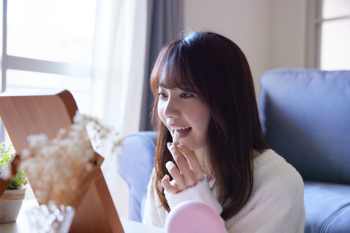 チューイーを使う女性