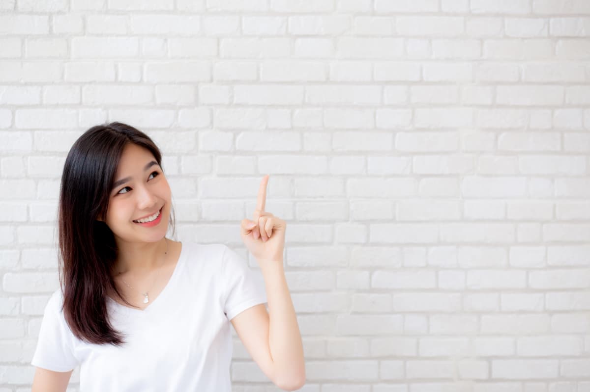 歯医者で定期検診を受けるべき理由を伝える女性