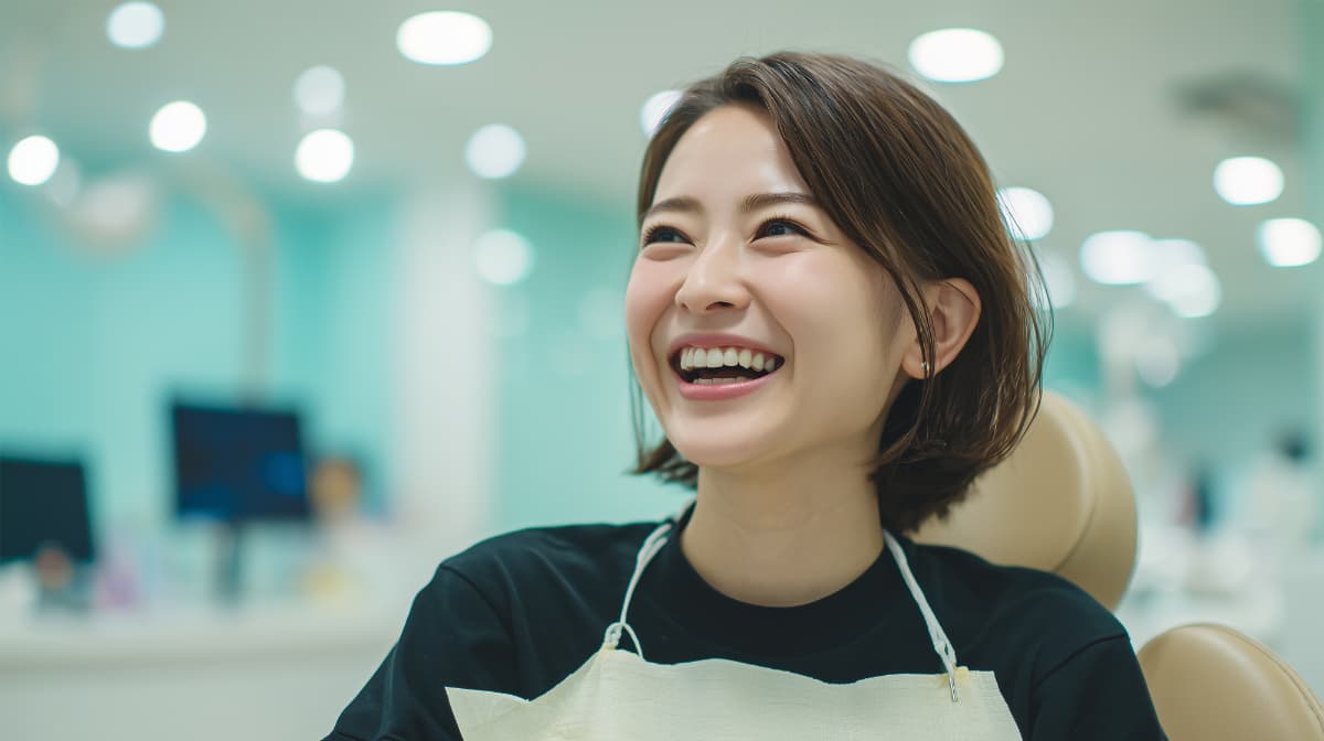 虫歯の無い綺麗な歯で笑う女性