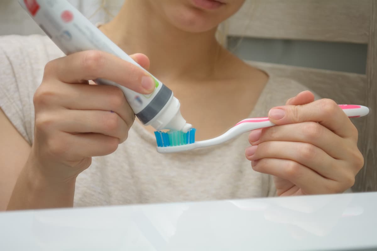 ホワイトニング効果のある歯磨き粉の使用する様子